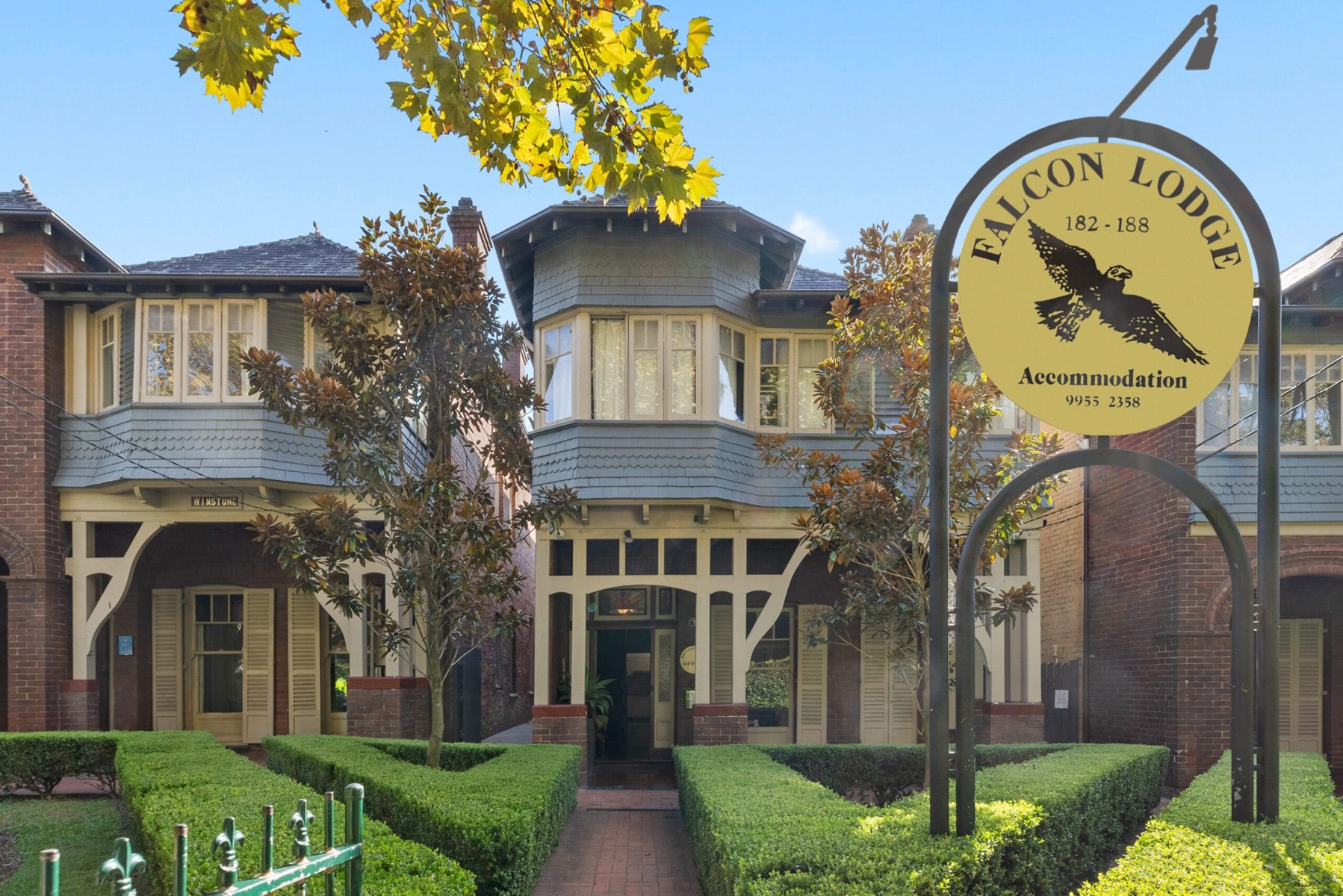 Falcon Lodge 联邦时期住宅及入口招牌