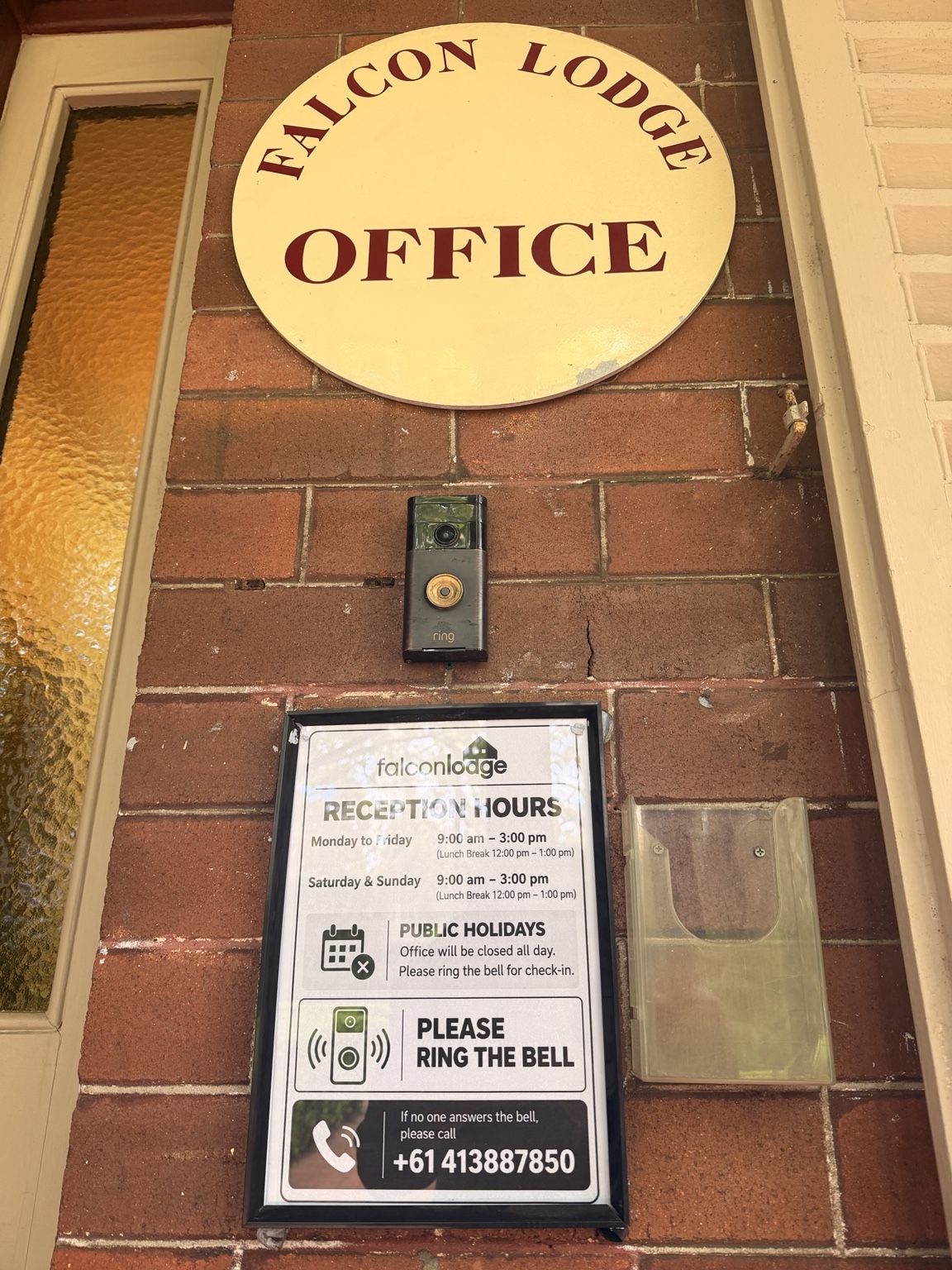 Falcon Lodge 办公室招牌、Ring 门铃及前台时间告示